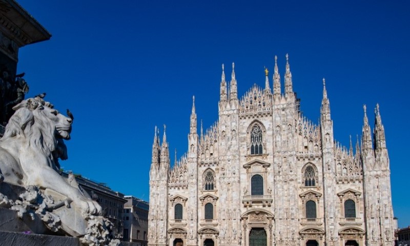 Skulptura lava ispred katedrale Duomo di Milano