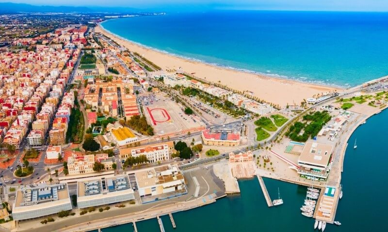 Pogled iz vazduha na gradsku plažu Valensije